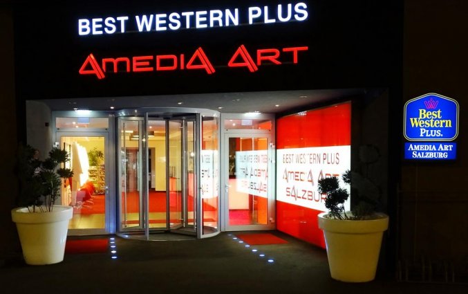 Ingang van hotel Best Western Plus Amedia Art in Salzburg